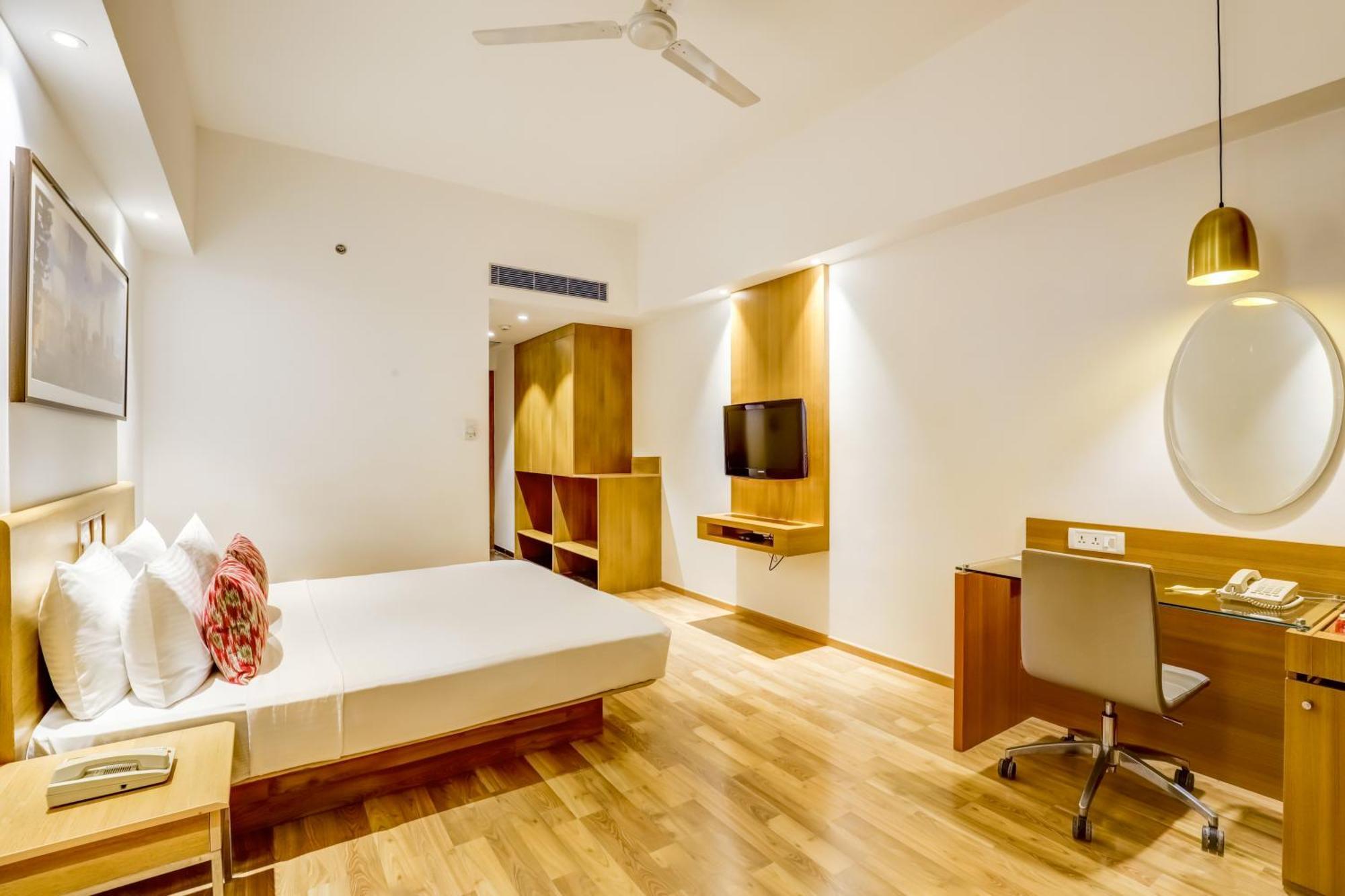 Lemon Tree Hotel Electronics City Bangalore Exterior foto